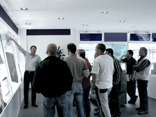 Mitarbeiter der Firma Bosch informieren sich in INFO KONRAD