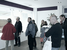 Die Besucher besichtigen die gläserne Gallerie