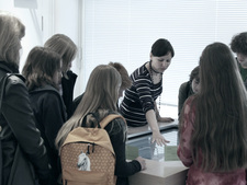 Eine Referentin der Infostelle Konrad erläutert den Schülern die Endlagerung am Touchscreen