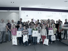 Gruppenfoto der Kindergruppe der Tschernobyl-Initiative in der INFO KONRAD