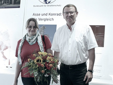 Die 20.000ste Besucherin der Infostelle, Claudia Gelse, und Arthur Junkert, Leiter der Infostelle Konrad