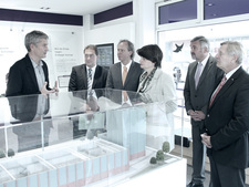 BfS-Präsident Wolfram König erläutert Maria Flachsbarth (MdB), CDU-Landtagskandidat Clemens Löcke und anderen CDU-Mitgliedern wie die radioaktiven Abfälle später nach unter Tage transportiert werden. BfS-Präsident Wolfram König erläutert Maria Flachsbarth (MdB), CDU-Landtagskandidat Clemens Löcke und anderen CDU-Mitgliedern wie die radioaktiven Abfälle später nach unter Tage transportiert werden.