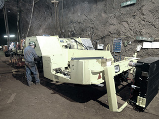 Montage eines Fahrzeugs unter Tage Montage eines Fahrzeugs unter Tage