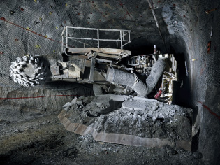 Teilschnittmaschine in einer Einlagerungskammer Teilschnittmaschine in einer Einlagerungskammer