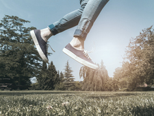 Landschaft mit Beinen in der Luft Landschaft mit Beinen in der Luft