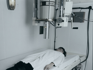 Person zur Untersuchung in einem Ganzkörperzähler Person zur Untersuchung in einem Ganzkörperzähler