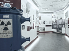Blick in die historische Ausstellung in der INFO MORSLEBEN mit Exponat im Vordergrund